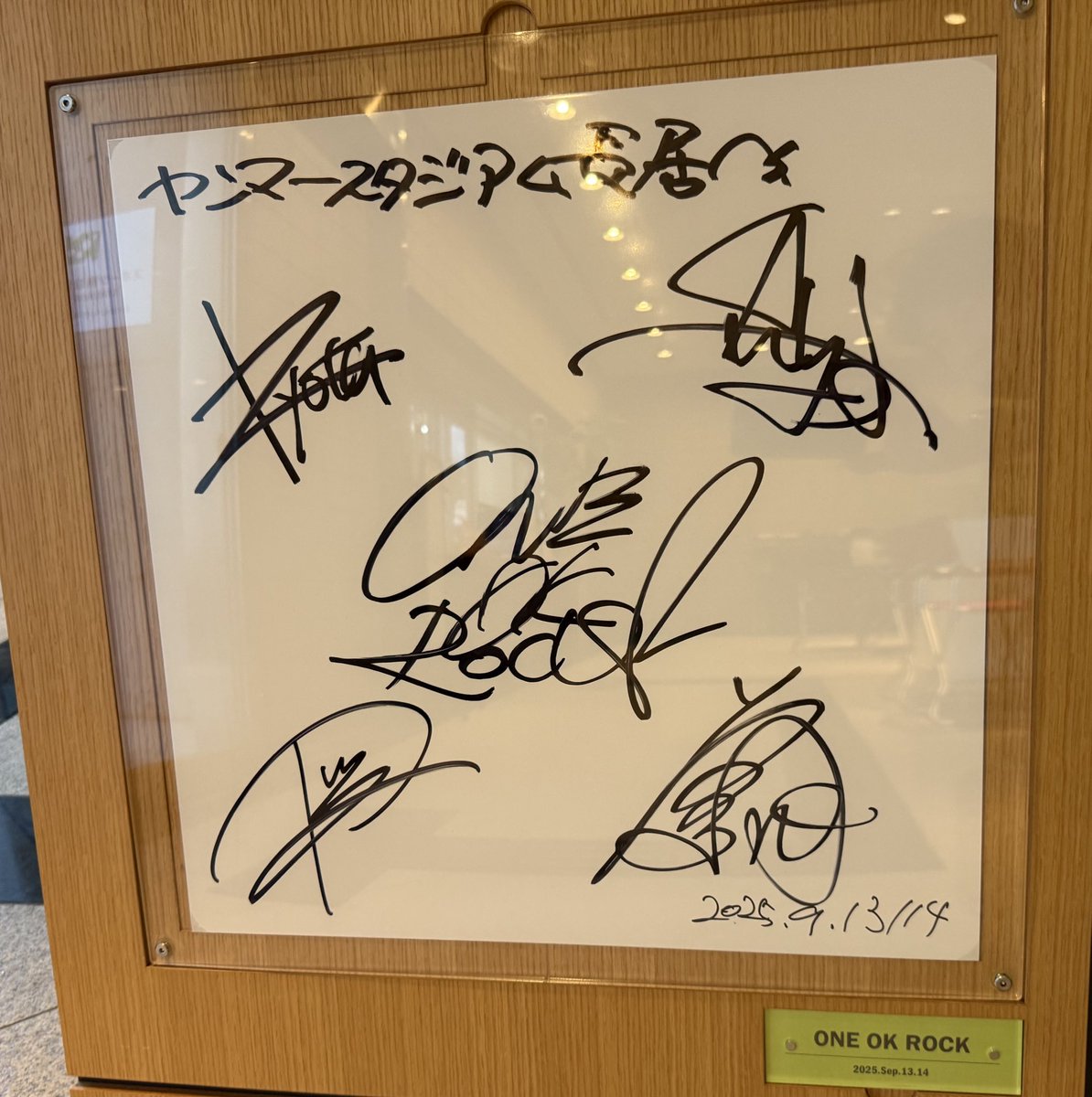 朝のお散歩で長居公園に立ち寄ったら、もうワンオクのサインが展示され