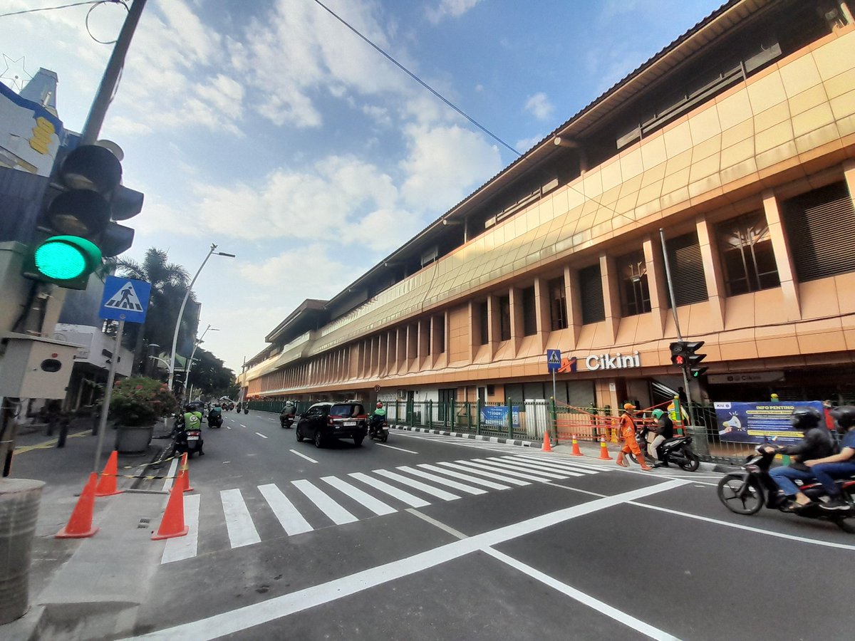 wira1517's tweet photo. Pelican Crossing Stasiun Cikini.
#jakarta
#cikini 
#fotosepur 
#viral 
#transportasidarat 
#like4like 
#photography 
@jalur5_ 
@argothrottle 
@instrail_id 
@txttransportasi 
@DKIJakarta 
@jktinfo_id 
@jakartaterkinid 
@jurnalrailfans 
@AnkerTwiter 
@CurhatKRL https://t.co/qLxpxzRATM