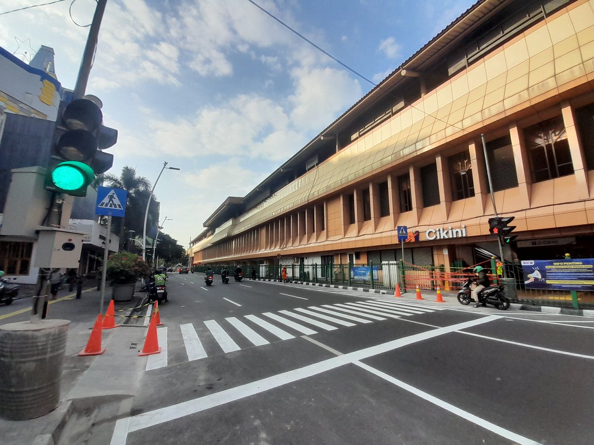 wira1517's tweet photo. Pelican Crossing Stasiun Cikini.
#jakarta
#cikini 
#fotosepur 
#viral 
#transportasidarat 
#like4like 
#photography 
@jalur5_ 
@argothrottle 
@instrail_id 
@txttransportasi 
@DKIJakarta 
@jktinfo_id 
@jakartaterkinid 
@jurnalrailfans 
@AnkerTwiter 
@CurhatKRL https://t.co/qLxpxzRATM