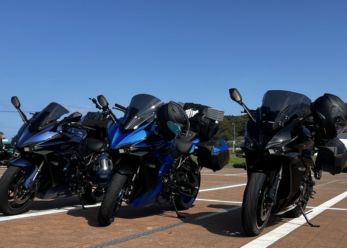pama_S1000GT's tweet photo. #S1000GT
北海道でGT2022初期カラー勢揃い〜お🤣 https://t.co/PnSm2z4sGF