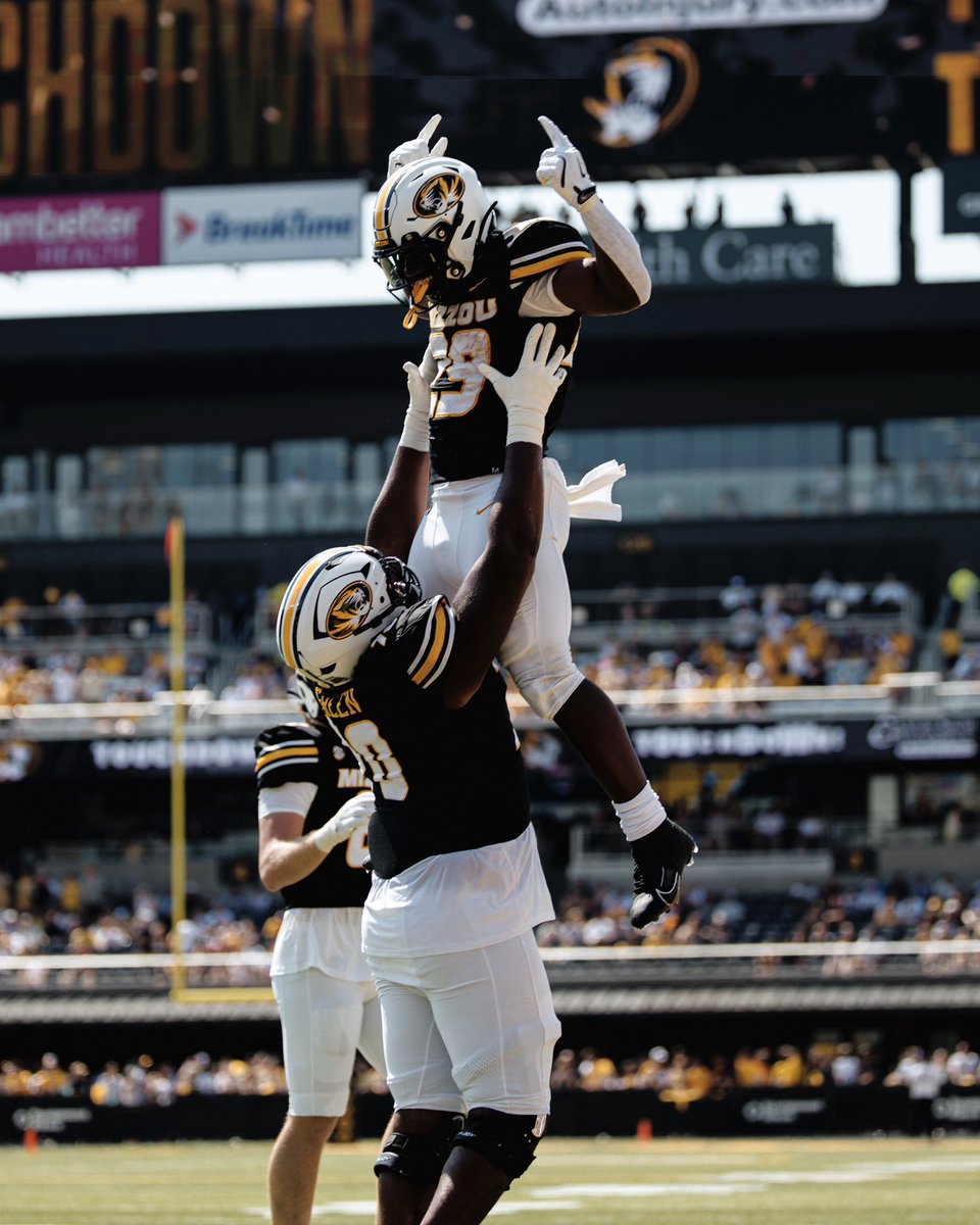 CFBTalkDaily's tweet photo. I’m not kidding 

Mizzou may have the best backfield in America 

Hardy and Pribula are the two most impactful SEC transfers so far this season

Just absolutely lighting up the scoreboard

There’s something to be said about Drinkwitz and finding talent in the portal 

You get better at Mizzou ™️