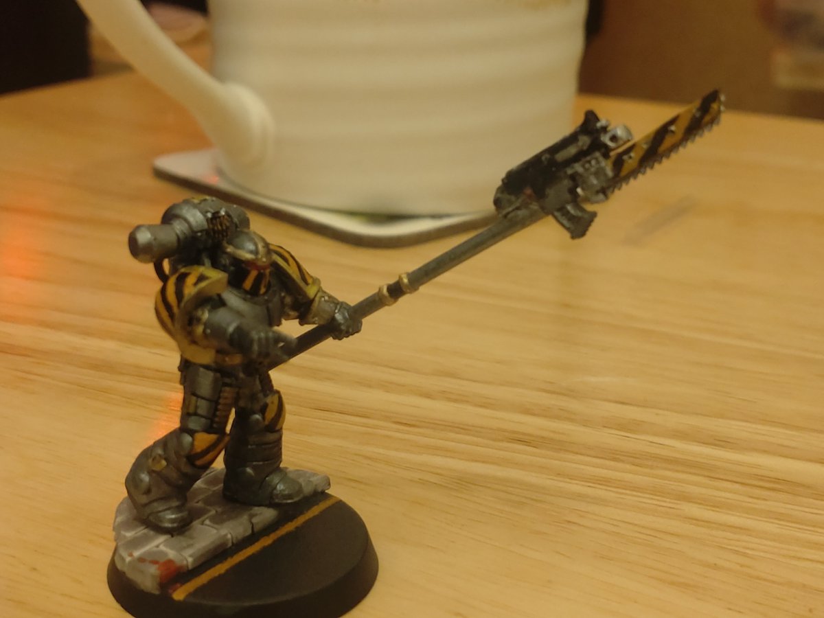 I think my first mini to get back in to things is almost done. I have one more thing to add. A little bit of a weed like you sometimes get sticking out of a poorly maintained road. After that I'll figure out the best varnish.