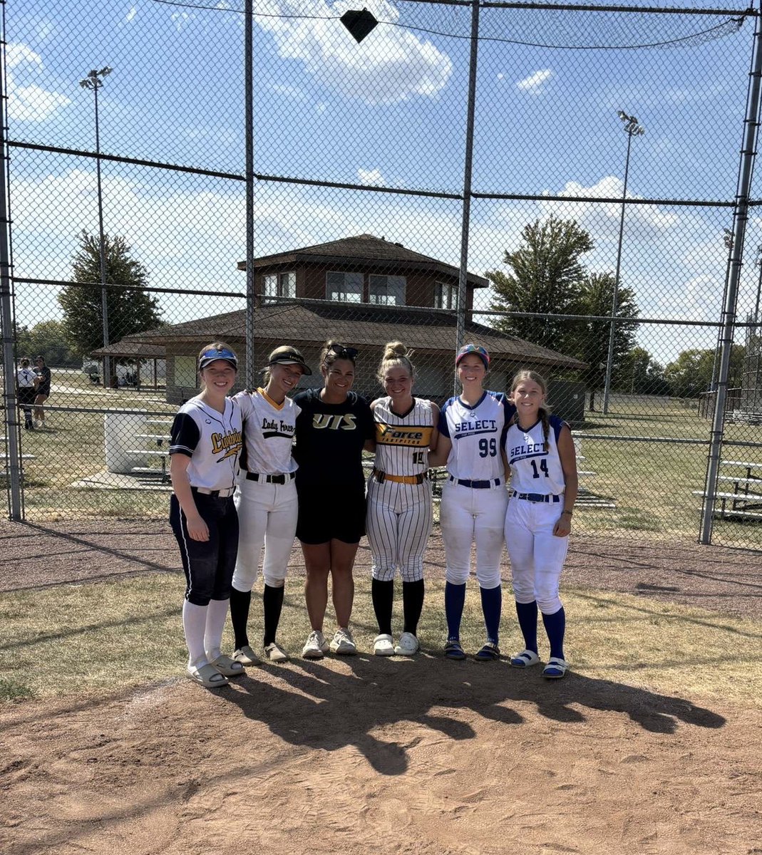 Had a great time at <a href="/UIS_Softball/">UIS Softball</a> today!!! It was great to see a bunch of my future teammates!!! <a href="/CoachShannonG19/">Shannon Guthrie</a> <a href="/EmilyWebbRHP26/">Emily Webb</a>