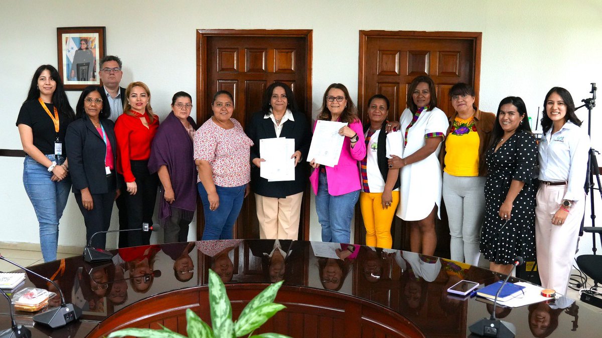 LauraSuazoT's tweet photo. Honduras dio un paso histórico al crear la Mesa de Mujeres Rurales bajo la coordinación de la Secretaría de la Mujer y la Secretaría de Agricultura y Ganadería (SAG). La Mesa de Mujeres Rurales es un espacio articulador de política pública, diálogo nacional y concertación multi institucional público y civil. 

Las organizaciones fundadoras son: 1) Articulación de Mujeres del Buen Vivir – Vía Campesina (AMBV-Vía Campesina)  Wendy Cruz                                                                         2) Consejo para el Desarrollo Integral de la Mujer Campesina (CODIMCA) Yasmín López                                                                                               3) Red de Mujeres de Jamastrán Nohemy Zuniga Unión de Empresas y Organizaciones de Trabajadores del Campo Regional Indígena y Campesina La Paz (UTC - La Paz) Merlín Domínguez                                                                                    4) Red de Mujeres Rurales de Honduras (REDEMURH) Nubia Casco        
5) Red de Mujeres de Jamastr��n Nohemy Zuniga. 

Se sumaron Instituciones del Gobierno:
@ICFHonduras
@INACOMUNICA61 
@INE_Honduras 
@promocionhn 
@SDEHonduras 
@SEFINHN
@INACOMUNICA61

Y organismos de Cooperación:

@FAOHonduras 
@CareHonduras 
@ONUMujeres 

Al mismo tiempo se oficializó la creación del Programa AgroMujer de la
SAG, derivado de la Política de Estado PESAH 2023-2043.