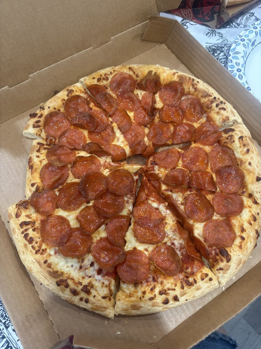 Renae_Oj's tweet photo. @pizzahut what in the hell is this???
This is how you make pizza? This looks like two different pizzas. @dominos @littlecaesars would never serve pizza like this. Absolutely disgusting and horrible https://t.co/v6i2nvfGbo