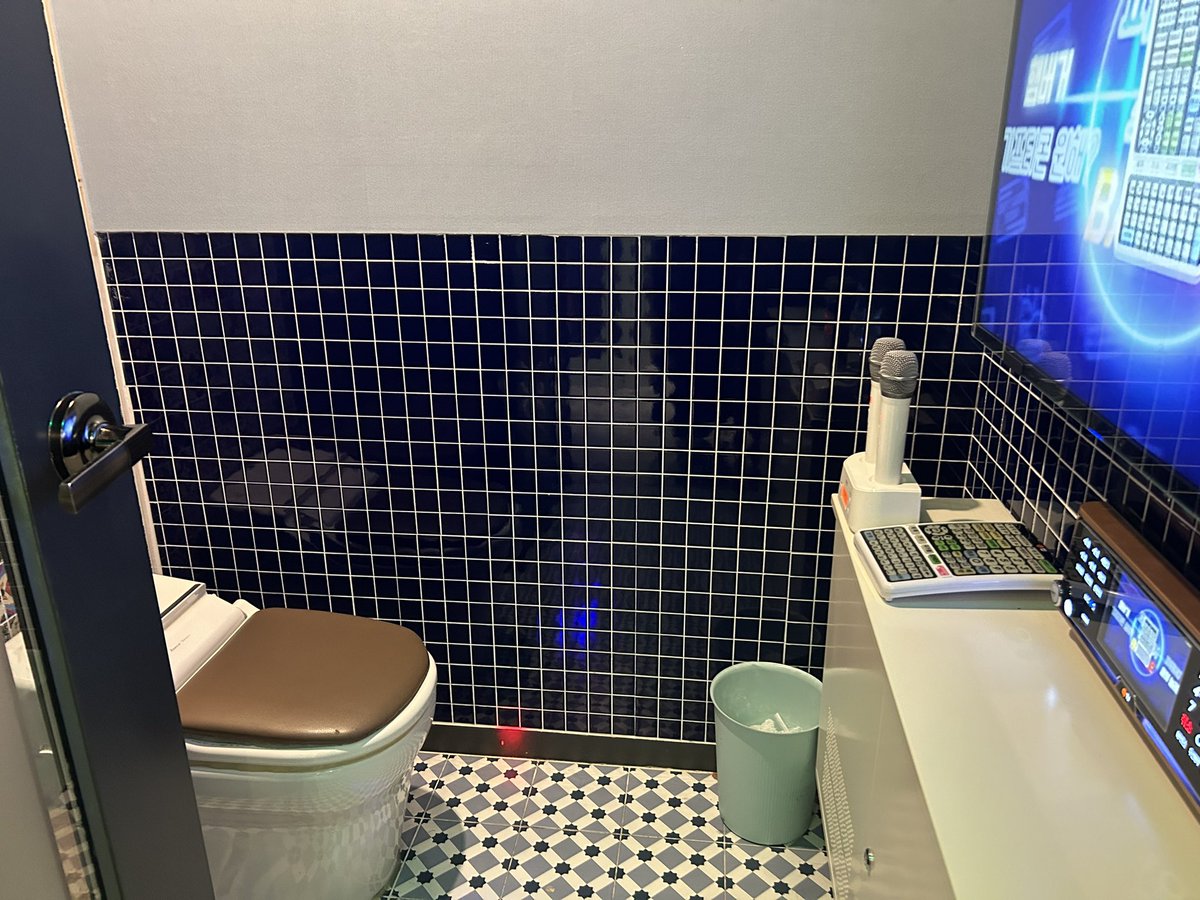 웃긴거보여드리까요 
어제 간 코노에 변기가 있었어요………….