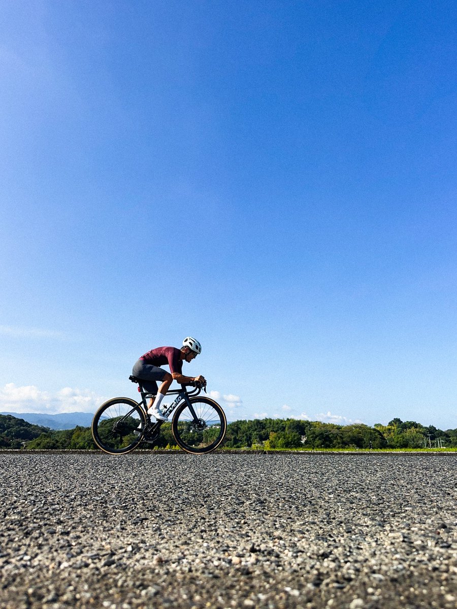 keitsuji's tweet photo. ラファは先代から大いにお世話になってる恩義もあるし個人的にその概念が好きで買い続けてるけど、偏ってると説得力がないので他のブランドも買って色々試してます。今日はカステリ。みんな違ってみんないい。ただ、パッドの厚みが異なるのでサドルを毎回調整したくなる。 https://t.co/FOOq87r5yA