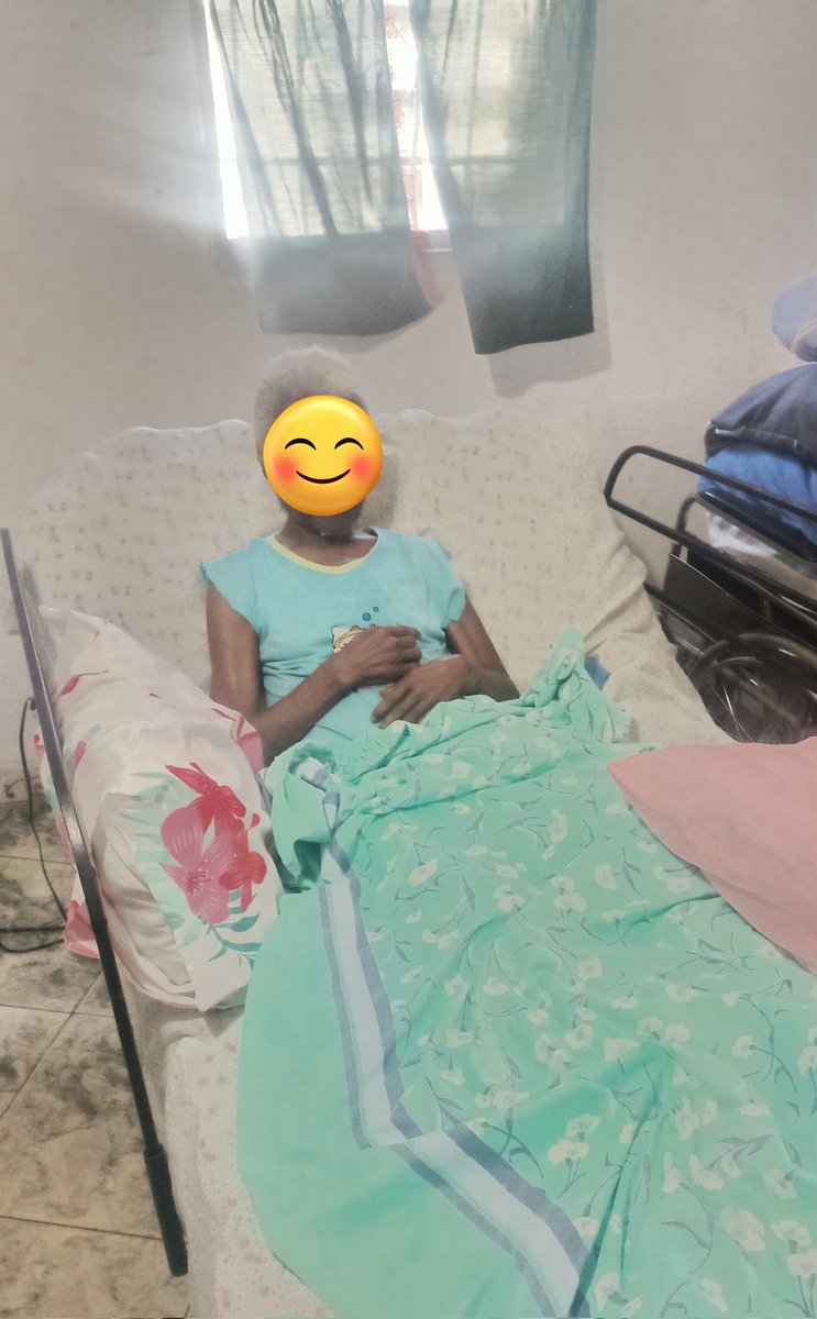 LuisReyes_30's tweet image. #URGENTE. La Sra Celsa tiene 87 años, se encuentra en cama producto de una fractura de cadera, además tiene alzheimer. Necesita #ayuda con un colchón antiescaras, además de pañales y centros de cama.
Está bajo el cuidado de sus hijas, pero necesitan ayuda.
Caracas - El Valle.