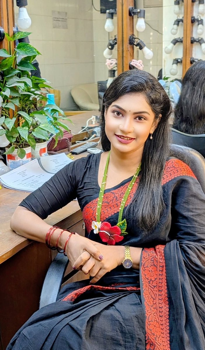 kabitaakterkeya's tweet image. সাদামাটা এক জীবনে মানুষের বেঁচে থাকার জন্য আসলে কত কি চাওয়ার থাকে বলুন তো..❓

খেয়েপরে বেঁচে থাকা, একটু ভরসার জায়গা, একটু প্রশান্তি আর সত্যিকারের ভালোবাসা।  এর বাইরে আর কিই বা প্রয়োজন?
 
জীবন আসলে কঠিন নয়, হয়তো আমরাই জটিল করে তুলি...
#LifeLessons #MinimalLife #PeaceWithin #