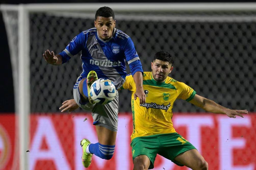 MendietaCoronel's tweet photo. ❌ De no creer, llegamos al punto en que Luis Fernando León (capitán y referente de Emelec) no quiere que se reclame el lanzamiento de objetos que puede atentar contra la vida de sus colegas.

❗️Se entiende la bronca por la derrota pero es un comportamiento inaceptable. https://t.co/wPJAdd9bSS