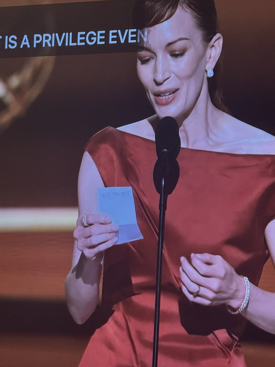 A Britt Lower ter escrito LET ME
OUT no verso do discurso dela foi GENIAL