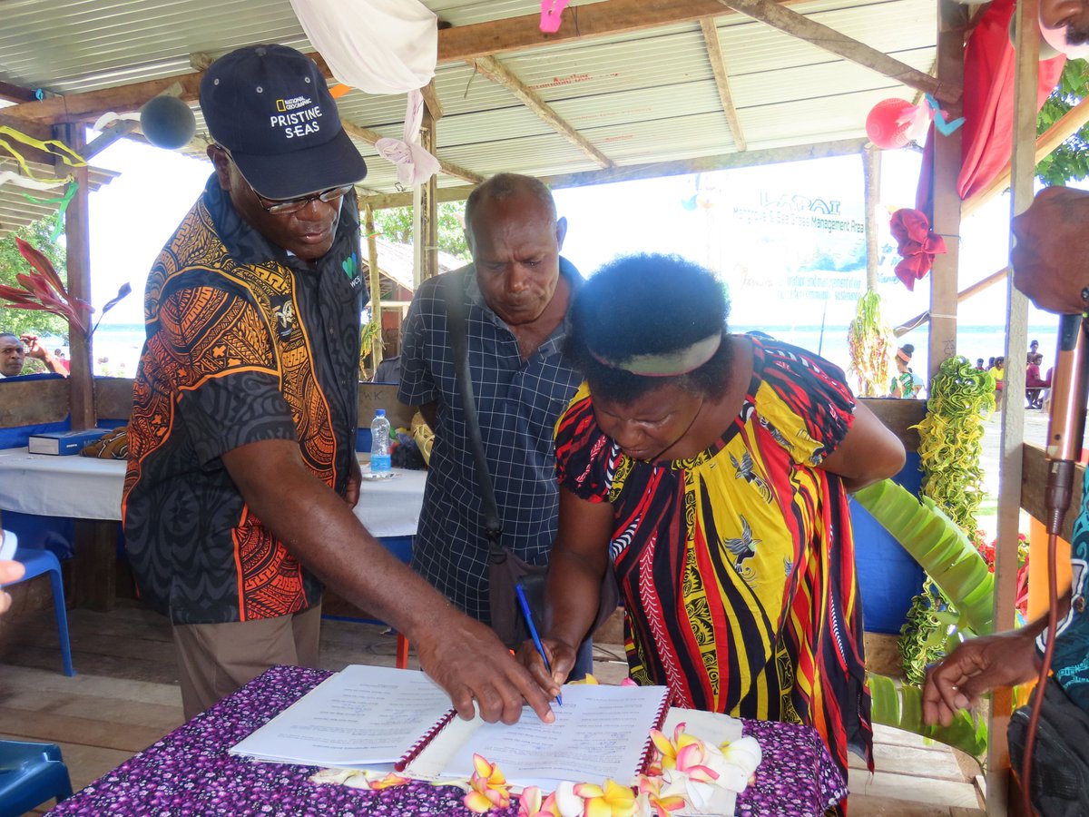 SprepChannel's tweet photo. Communities in New Ireland Province, #PapuaNewGuinea 🇵🇬, take ownership in protecting #BlueCarbon ecosystems.

Read more 🔗https://t.co/KuMnrCIk8e

#ResilientPacific #MACBLUE https://t.co/KNRXscXNIG