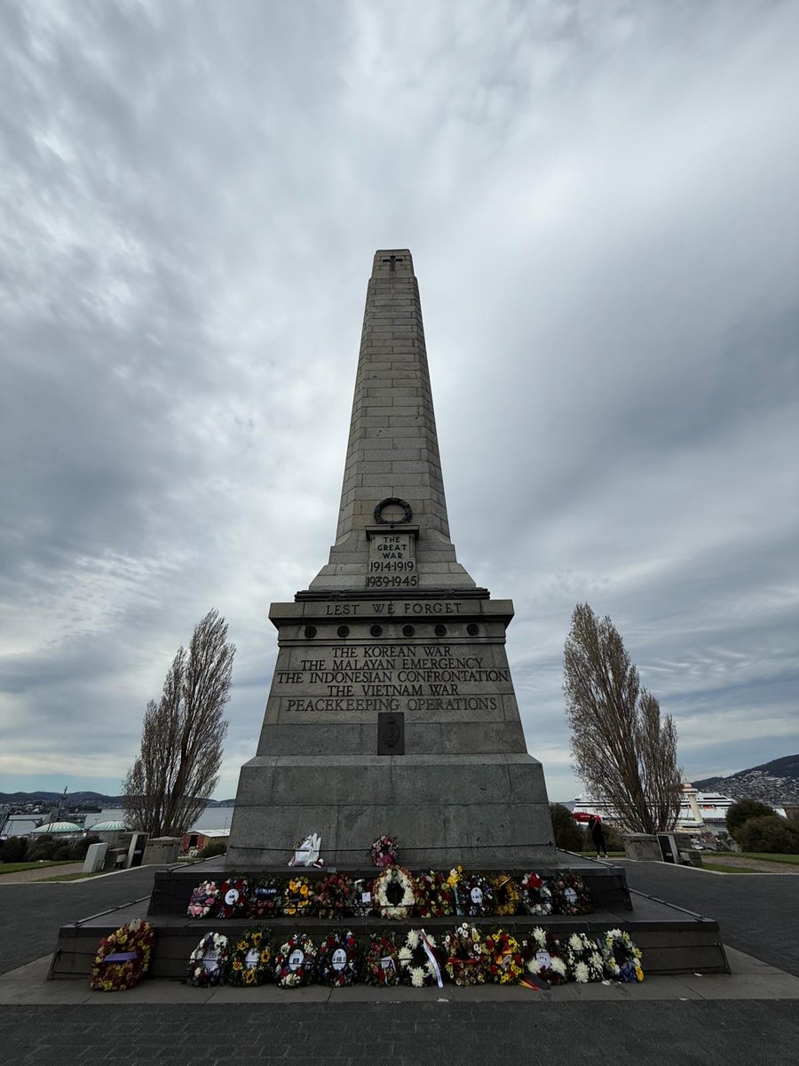 ukinaustralia's tweet photo. We honour &amp; acknowledge those who served in battle &amp; those who continue to serve today. 🇬🇧🇦🇺
Our Deputy Consul General for SA, VIC &amp; TAS @OonaghLewis commemorated the 85th anniversary of the Battle of Britain, alongside @royalairforce representative Wg Cdr Tim Frogley in Hobart. https://t.co/HuAywMoAOo