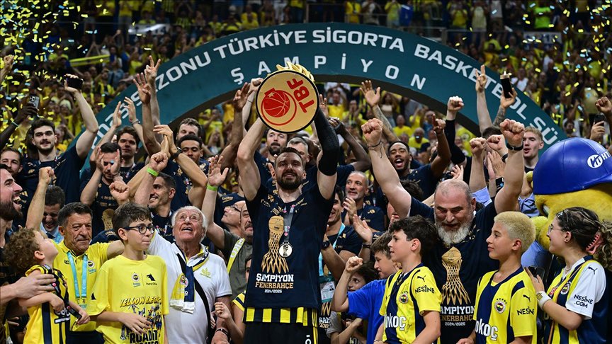 MarkuttHelmo's tweet photo. Bu sezon baskette Fenerbahçe yani dönüşse kupayı alırdık gibi sanki https://t.co/kVUvrkJLJL