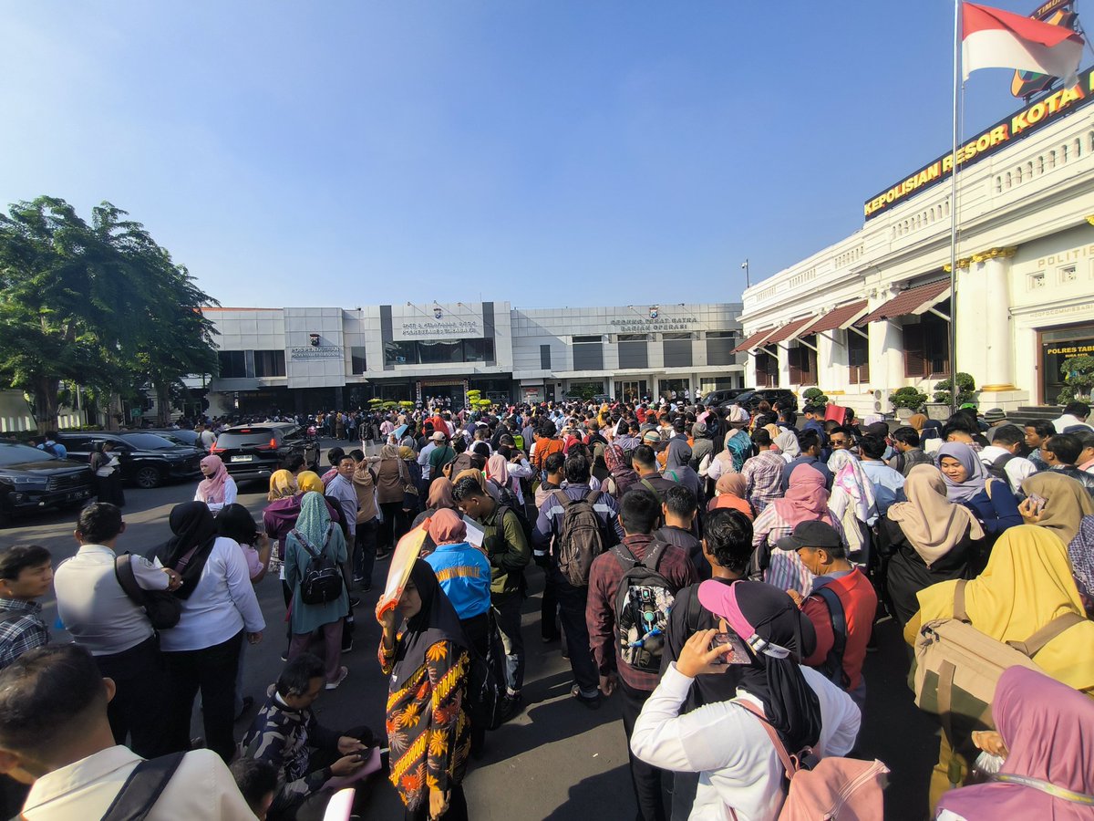Deary_P's tweet photo. Kondisi terkini antrian SKCK Polrestabes Surabaya @e100ss
#skck #skck2025 #p3k #pppk https://t.co/CyHy0guDXP