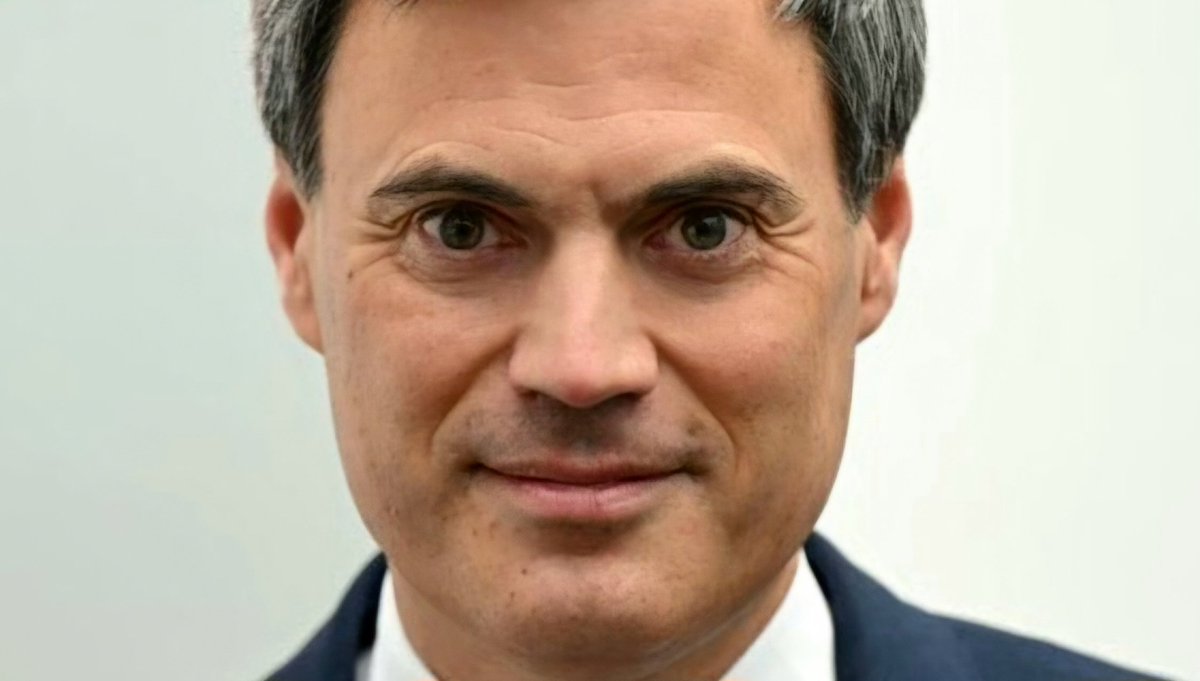 Er nimmt Rundfunkgebühren ein, um Lügner und Hetzer wie Hayali und Böhmermann damit millionenschwer zu machen. Auch er selbst ist dank Zwangsgebühren längst Millionär.

Norbert Himmler förderte Jan Böhmermann, brachte ihn ins ZDF-Hauptprogramm und steht unablässig hinter ihm.