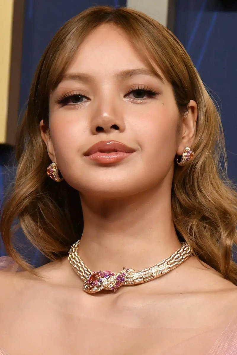 la cara de una mujer que hace llorar a toda la industria del k-pop con sus éxitos