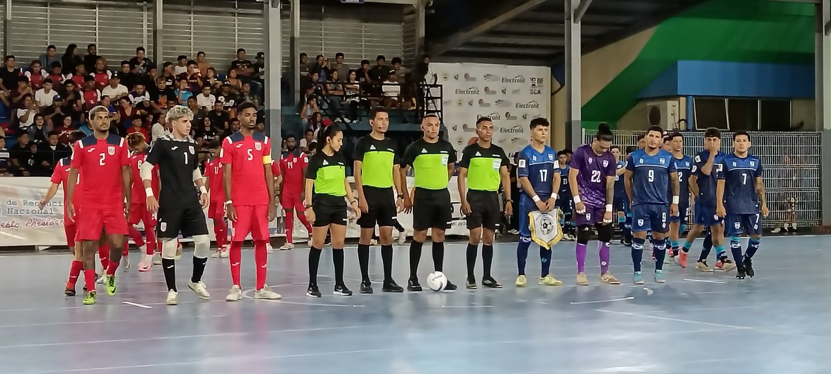 ¡Todo listo! 🎉⚽ Las selecciones de futsal de Cuba 🇨🇺 y Nicaragua 🇳🇮 están por saltar a la cancha para este tope amistoso lleno de talento y pasión.

¡Que ruede el balón y gane la hermandad deportiva! 🤝🔥 #Futsal 
#CubaVsNicaragua