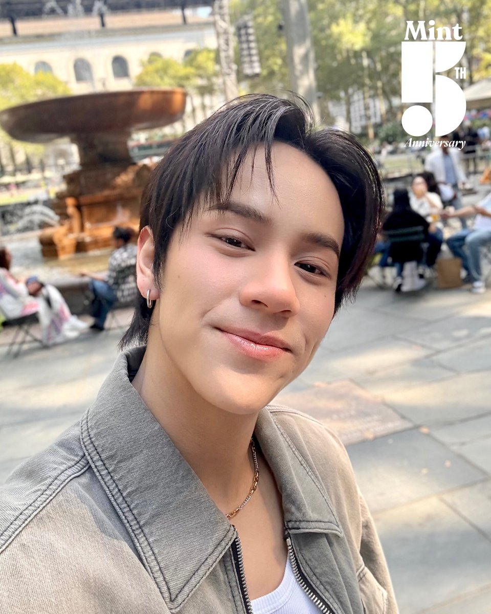 คนหล่อรายงานตัว! #MintReports ส่งภาพเซลฟี่หนุ่ม #นนนกรภัทร์ Friend of Coach SEA ในวันชิลๆ กลางกรุงนิวยอร์ก ก่อนที่จะไปร่วมชมแฟชั่นโชว์ Coach คอลเล็กชั่นใหม่ Spring 2026 Show ที่จะจัดขึ้นใน New York Fashion Week วันที่ 15 ก.ย. 68 เวลา 14:00 น. ตามเวลานิวยอร์ก 💚

#mynameisnanon