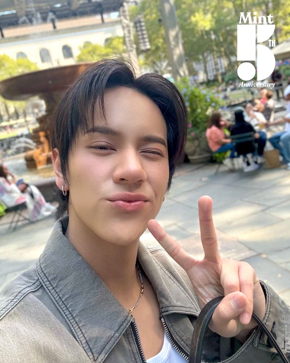 กดเลิฟกันไหม? #MintReports จัดมาอีกเซลฟี่หล่อของหนุ่ม #นนนกรภัทร์ Friend of Coach SEA ที่เดินทางถึงกรุงนิวยอร์ก เตรียมพร้อมไปร่วมชมโชว์ Coach Spring 2026 Show ที่จะจัดขึ้นวันที่ 15 ก.ย. 68 เวลา 14:00 น. ตามเวลานิวยอร์ก 💚

#mynameisnanon 
#nanon_korapat 
#CoachSpring26 
#CoachNY