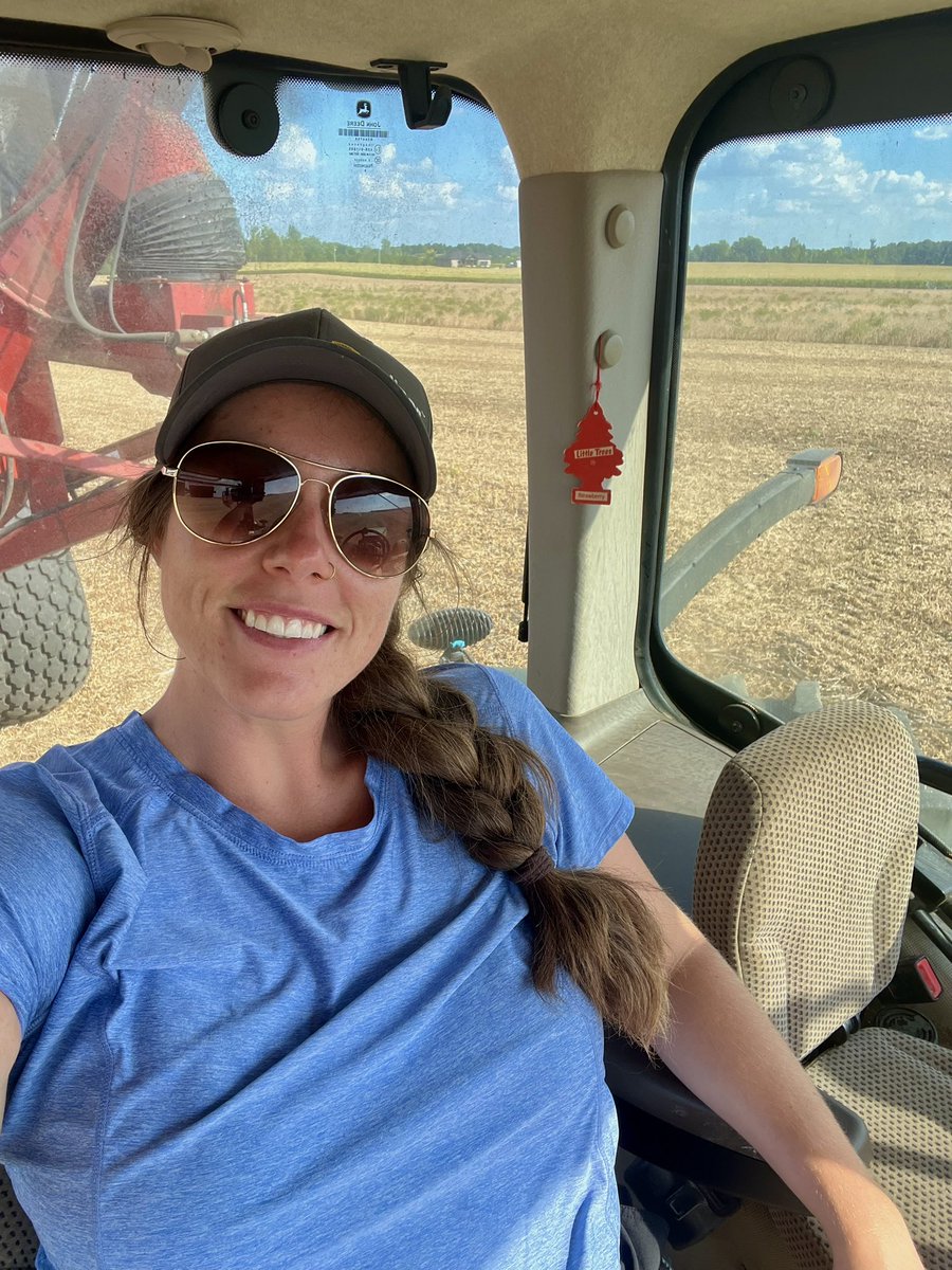 CorRasenberg's tweet photo. soybean #harvest25 begins!! https://t.co/awXLORWeJ0