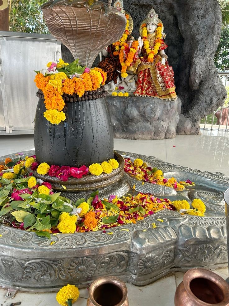 खुद में थोड़ा स्वाभिमान होना ज़रूरी है.. वरना लोग तुम्हें वहां भी दबाने की कोशिश करेंगे जहां अधिकार तुम्हारा है।
#हर_हर_महादेव_शिव_शंभू_ॐ 🚩
     #हर_हर_महादेव🙏
         शुभ_दिन_वंदन  🙏