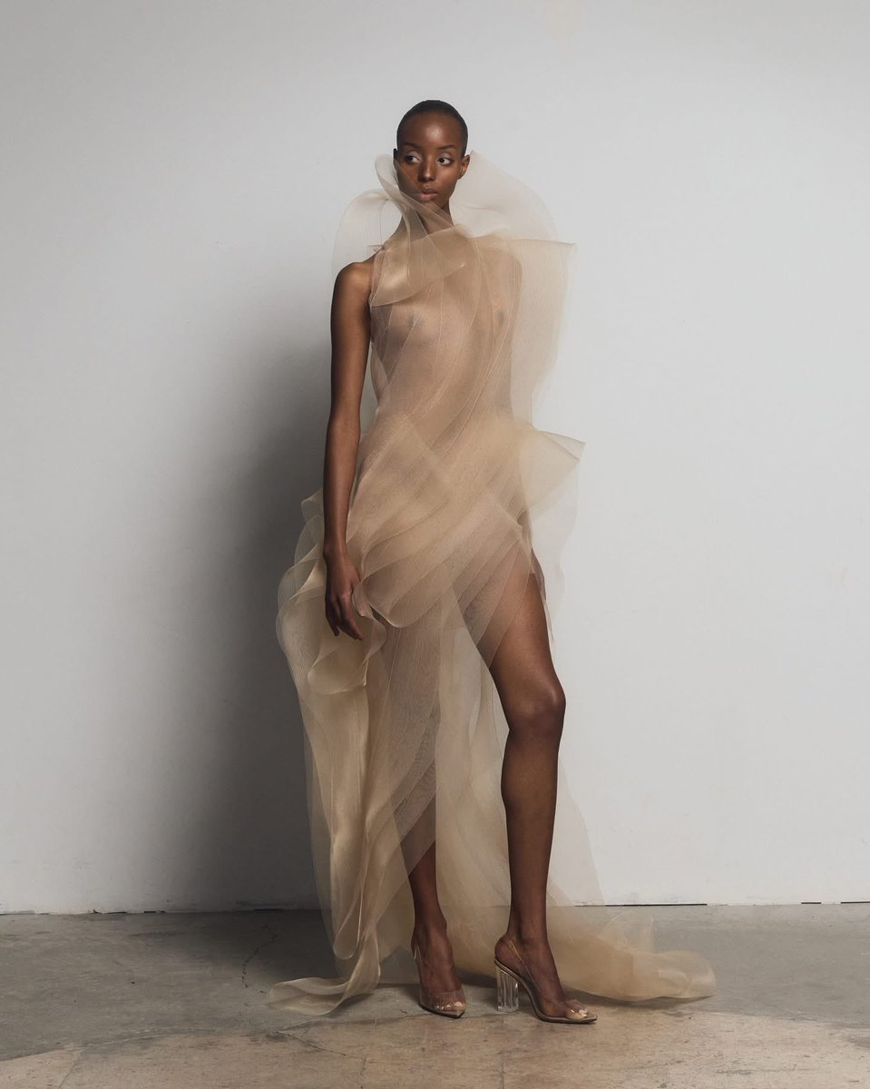 belldelagua's tweet image. LEVER คือชุดแบบลายเซ็นชัดมาก