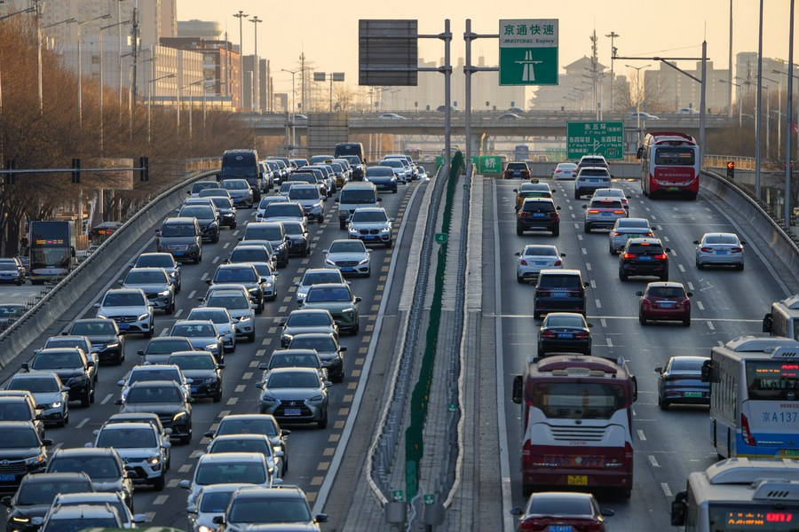 ChinaScience's tweet photo. Chinese researchers have developed a hybrid framework to trace sources and changes of on-road CO2 emissions in real time.
The framework that combines Panoptic-Artificial Intelligence (Panoptic-AI) and a mobile observation framework can predict the hourly 30-meter resolution of on-road CO2 concentration and provide daytime dynamic CO2 increment predictions in urban traffic networks.
With an average identification accuracy of over 93% for emission sources, this development, integrating AI with panoramic cameras, high-precision greenhouse-gas analyzers and meteorological sensors, is now being applied in south China's Shenzhen, and is expected to be used in more cities in the future to assess and promote carbon dioxide reduction on urban roads.