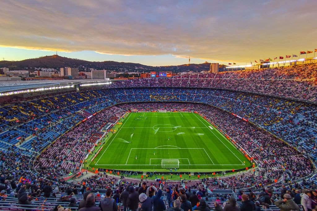 climate_land's tweet photo. World Cup venues at risk as extreme heat and floods intensify. 
14 of the 16 North American World Cup stadiums are already exceeding “safe-play” thresholds and conditions are expected to get much worse!

▶️Learn more from @EarthOrg : https://t.co/ssyJC86nGr https://t.co/GF0ttyC38W