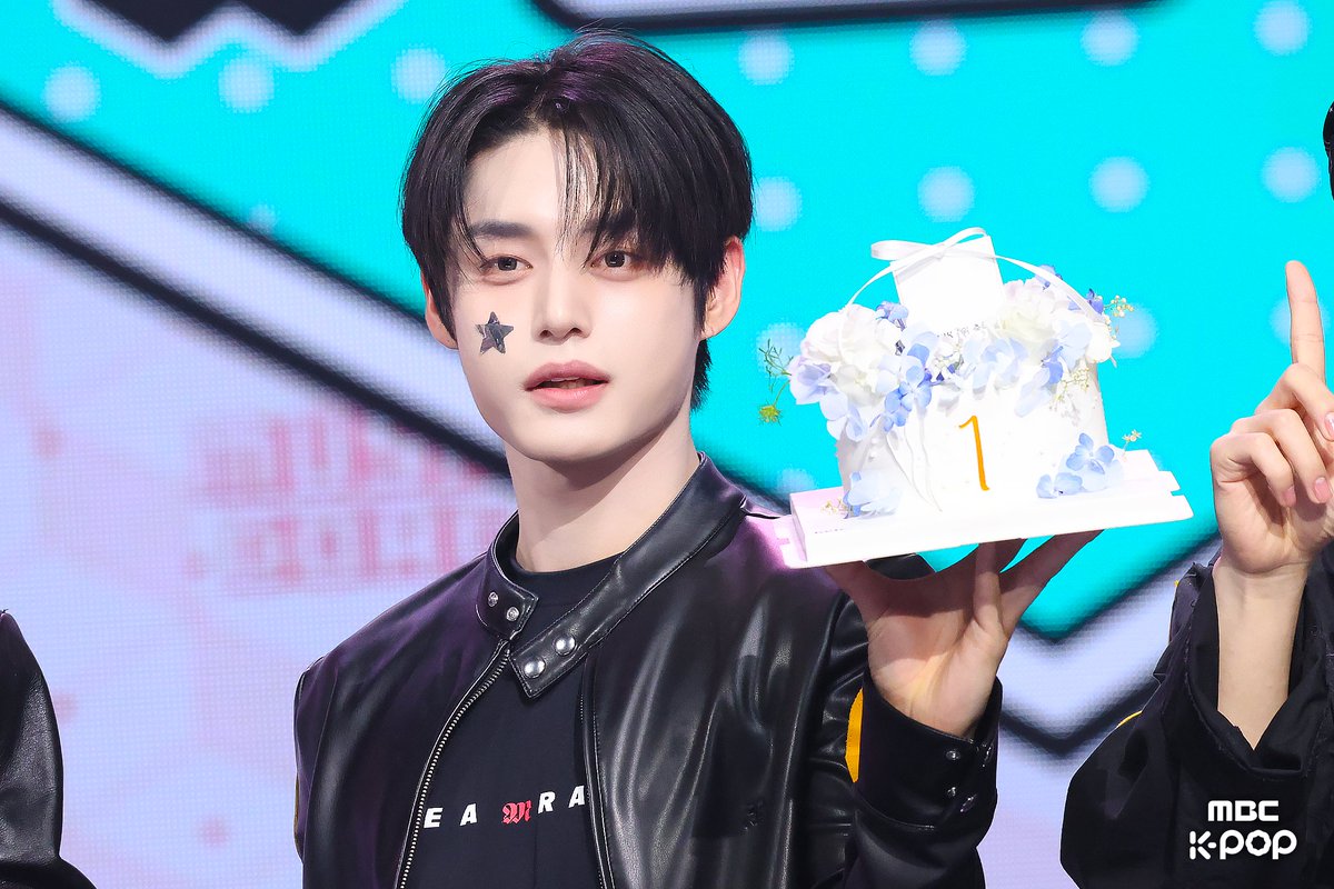 MBCkpop (@mbc_entertain) on Twitter photo 눈부신 순간, 마침내 해냈다✨
ZB1 똑똑중심에서 첫 1위🩵
📷 ☞ program.imbc.com/Photo/musiccor…
250913 #쇼음악중심 #음중 #1위 #ZEROBASEONE #제로베이스원 <a href="/ZB1_official/">ZEROBASEONE</a> 눈부신 순간, 마침내 해냈다✨
ZB1 똑똑중심에서 첫 1위🩵
📷 ☞ program.imbc.com/Photo/musiccor…
250913 #쇼음악중심 #음중 #1위 #ZEROBASEONE #제로베이스원 <a href="/ZB1_official/">ZEROBASEONE</a>