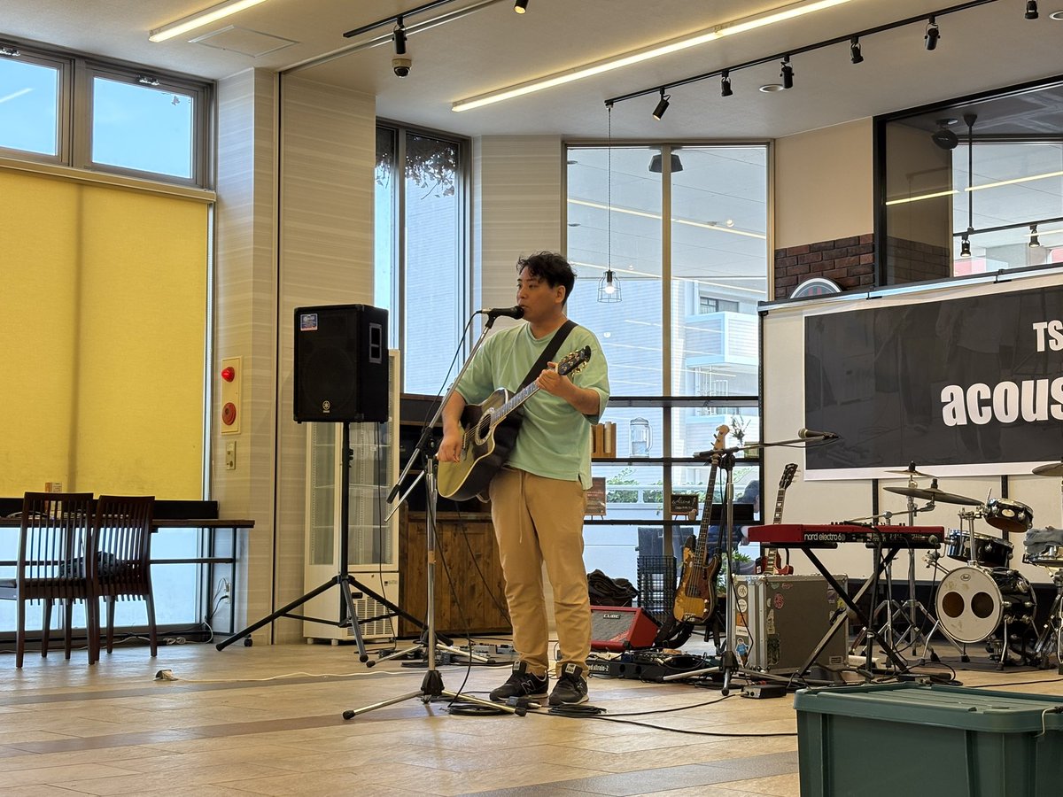 本日TSUTAYA西宝店にてアコースティックライブします！！
まゆうまくんとko-ji君と共に！！！
14時スタートでチケットフリー！！
三連休の最終日是非お越し下さい！！！