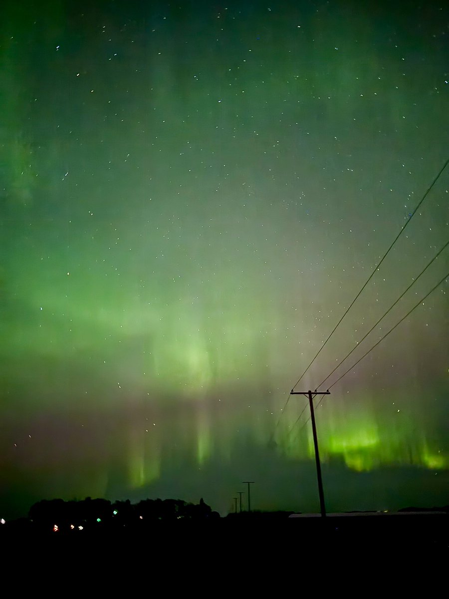 AmandaBuhse's tweet photo. The sky put on a beautiful show just north of Saskatoon tonight! #northernlights #canada #saskatoon https://t.co/PSUXx3wiDd