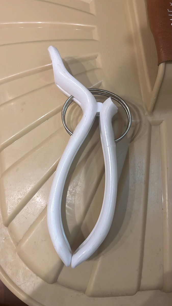 dtxjw703's tweet photo. 前回、バラバラにされ無言で放置されていた洗濯バサミの件続報。今日こんなになっていた。形にしてみたんだろうけど掴むとこなくて結局使えないけどね。捨てろよ https://t.co/bd9LLZf33o