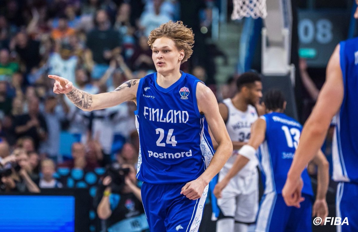 jbasket_jp's tweet photo. 【ユーロバスケット注目選手とHC】
◉フィンランドの新星 ミッカ・ムーリネン（Miikka Muurinen／18歳・210cm）
◉ラッシ・トーヴィ(フィンランドHC／Bリーグ 横浜BC HC)
フィンランド大会4位入賞❗️

ユーロバスケット2025で新設された「Rising Star Award」の初代受賞者となったのが、フィンランド代表のフォワード、ミッカ・ムーリネンだ。アメリカのプレップスクール「Arizona Compass Prep」に所属し、将来的にはNCAA強豪校への進学が有力視されている“高校生世代”の逸材である。

大会では堂々と代表デビューを果たし、ダンクやブロック、インサイドでのフィニッシュなどで会場を沸かせた。FIBA公式も「Still a high school student」と紹介し、そのポテンシャルを世界に示した。
210cmのサイズに加え、柔らかなステップと広がるシュートレンジを持ち、将来はNBAドラフト候補にも名を連ねる存在と見られている。

フィンランド代表はラウリ・マルカネンを中心に躍進し、史上最高成績に並ぶ4位という快挙を達成。そこに若きムーリネンの台頭が加わり、フィンランドバスケの未来がより一層期待される大会となった。

また、フィンランドヘッドコーチのラッシ・トーヴィは日本でのBリーグ 横浜BCヘッドコーチでもあるのだ。

ラッシは、フィンランド代表を歴史的快挙へ導いて、ラウリ・マルカネンを主軸に据え、18歳の新星ミッカ・ムーリネンを大舞台で抜擢。見事「Rising Star Award」受賞へと押し上げた。　

フィンランドは、いまやヨーロッパを揺るがす存在となった。ワールカップでは日本がそのフィンランドに勝利したのも記憶に新しい。

Bリーグのベンチから世界へ。
ビーコルに座る男の手腕が、バスケット界の未来を切り拓いている。

#横浜BC #ビーコル
@b_corsairs