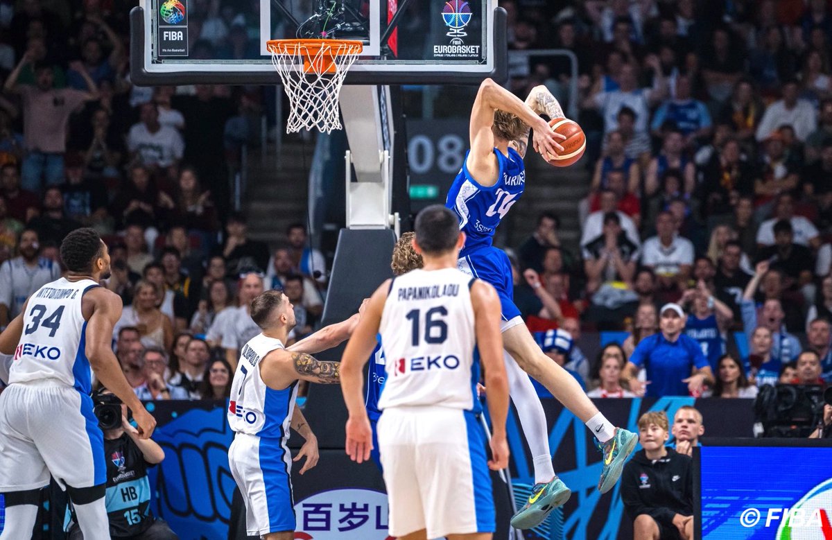 jbasket_jp's tweet photo. 【ユーロバスケット注目選手とHC】
◉フィンランドの新星 ミッカ・ムーリネン（Miikka Muurinen／18歳・210cm）
◉ラッシ・トーヴィ(フィンランドHC／Bリーグ 横浜BC HC)
フィンランド大会4位入賞❗️

ユーロバスケット2025で新設された「Rising Star Award」の初代受賞者となったのが、フィンランド代表のフォワード、ミッカ・ムーリネンだ。アメリカのプレップスクール「Arizona Compass Prep」に所属し、将来的にはNCAA強豪校への進学が有力視されている“高校生世代”の逸材である。

大会では堂々と代表デビューを果たし、ダンクやブロック、インサイドでのフィニッシュなどで会場を沸かせた。FIBA公式も「Still a high school student」と紹介し、そのポテンシャルを世界に示した。
210cmのサイズに加え、柔らかなステップと広がるシュートレンジを持ち、将来はNBAドラフト候補にも名を連ねる存在と見られている。

フィンランド代表はラウリ・マルカネンを中心に躍進し、史上最高成績に並ぶ4位という快挙を達成。そこに若きムーリネンの台頭が加わり、フィンランドバスケの未来がより一層期待される大会となった。

また、フィンランドヘッドコーチのラッシ・トーヴィは日本でのBリーグ 横浜BCヘッドコーチでもあるのだ。

ラッシは、フィンランド代表を歴史的快挙へ導いて、ラウリ・マルカネンを主軸に据え、18歳の新星ミッカ・ムーリネンを大舞台で抜擢。見事「Rising Star Award」受賞へと押し上げた。　

フィンランドは、いまやヨーロッパを揺るがす存在となった。ワールカップでは日本がそのフィンランドに勝利したのも記憶に新しい。

Bリーグのベンチから世界へ。
ビーコルに座る男の手腕が、バスケット界の未来を切り拓いている。

#横浜BC #ビーコル
@b_corsairs