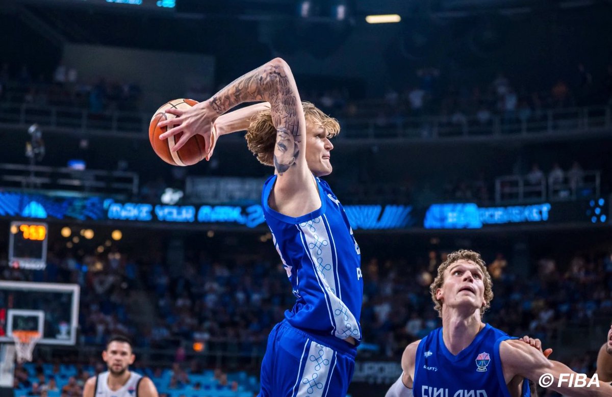 jbasket_jp's tweet photo. 【ユーロバスケット注目選手とHC】
◉フィンランドの新星 ミッカ・ムーリネン（Miikka Muurinen／18歳・210cm）
◉ラッシ・トーヴィ(フィンランドHC／Bリーグ 横浜BC HC)
フィンランド大会4位入賞❗️

ユーロバスケット2025で新設された「Rising Star Award」の初代受賞者となったのが、フィンランド代表のフォワード、ミッカ・ムーリネンだ。アメリカのプレップスクール「Arizona Compass Prep」に所属し、将来的にはNCAA強豪校への進学が有力視されている“高校生世代”の逸材である。

大会では堂々と代表デビューを果たし、ダンクやブロック、インサイドでのフィニッシュなどで会場を沸かせた。FIBA公式も「Still a high school student」と紹介し、そのポテンシャルを世界に示した。
210cmのサイズに加え、柔らかなステップと広がるシュートレンジを持ち、将来はNBAドラフト候補にも名を連ねる存在と見られている。

フィンランド代表はラウリ・マルカネンを中心に躍進し、史上最高成績に並ぶ4位という快挙を達成。そこに若きムーリネンの台頭が加わり、フィンランドバスケの未来がより一層期待される大会となった。

また、フィンランドヘッドコーチのラッシ・トーヴィは日本でのBリーグ 横浜BCヘッドコーチでもあるのだ。

ラッシは、フィンランド代表を歴史的快挙へ導いて、ラウリ・マルカネンを主軸に据え、18歳の新星ミッカ・ムーリネンを大舞台で抜擢。見事「Rising Star Award」受賞へと押し上げた。　

フィンランドは、いまやヨーロッパを揺るがす存在となった。ワールカップでは日本がそのフィンランドに勝利したのも記憶に新しい。

Bリーグのベンチから世界へ。
ビーコルに座る男の手腕が、バスケット界の未来を切り拓いている。

#横浜BC #ビーコル
@b_corsairs