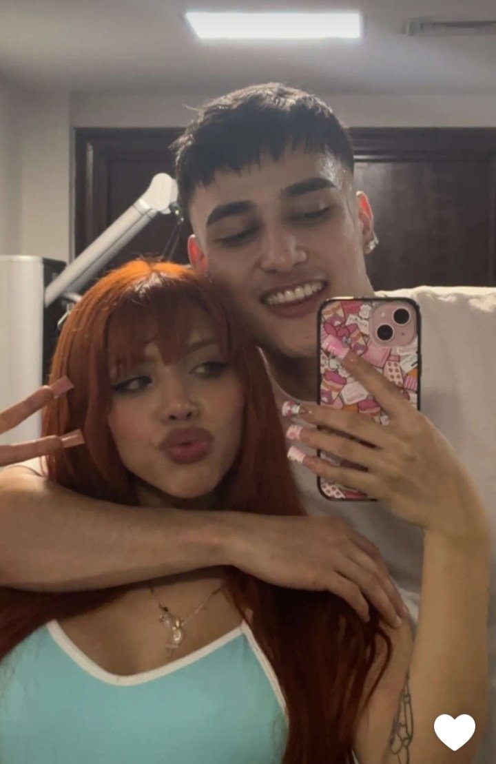 YeriMuaReport's tweet photo. .@YeriMua junto a El Malilla desde Tijuana.👩🏻‍❤️‍💋‍👨🏻 https://t.co/wkd0HrPqyn