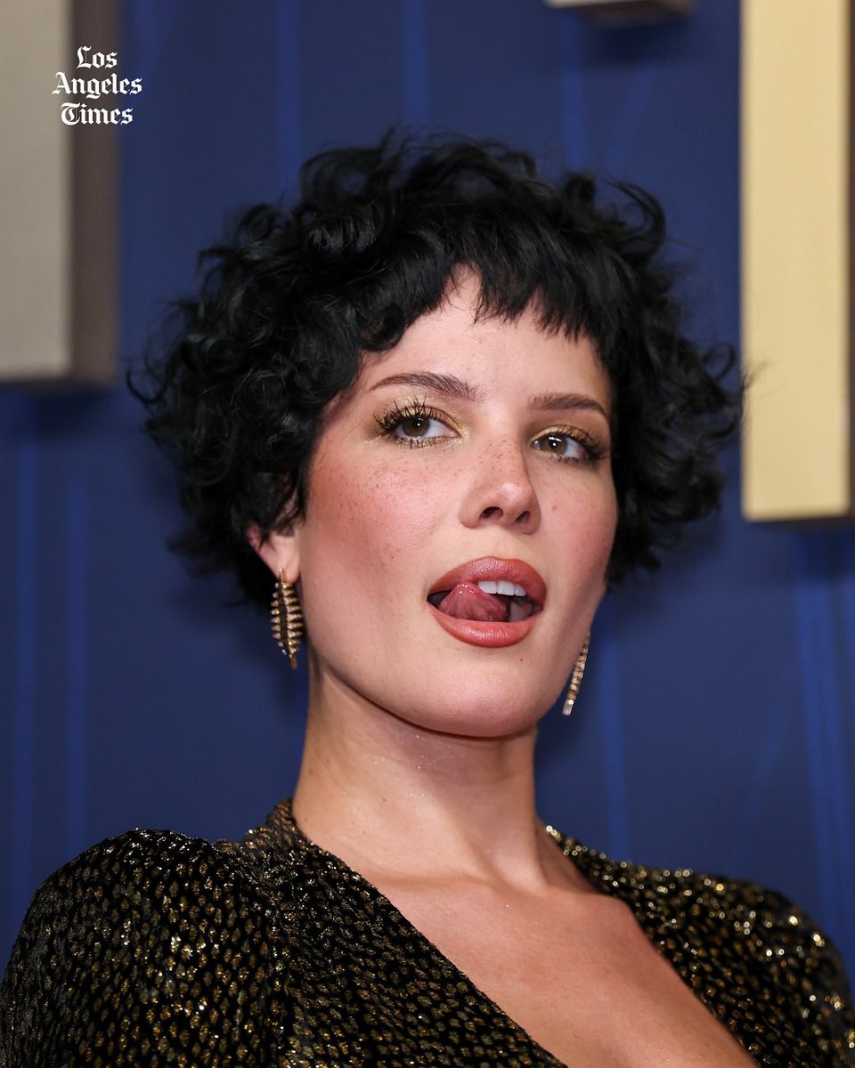 haIseylq's tweet image. Halsey at the Emmy Awards.