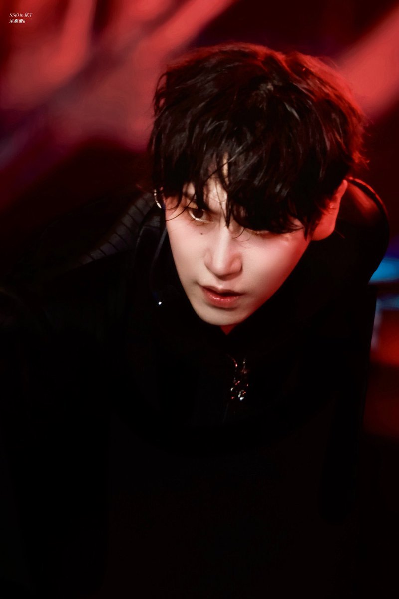 xckyucx's tweet photo. 검정색과 빨간색의 규현이 좋다 https://t.co/g6By2LfbIe