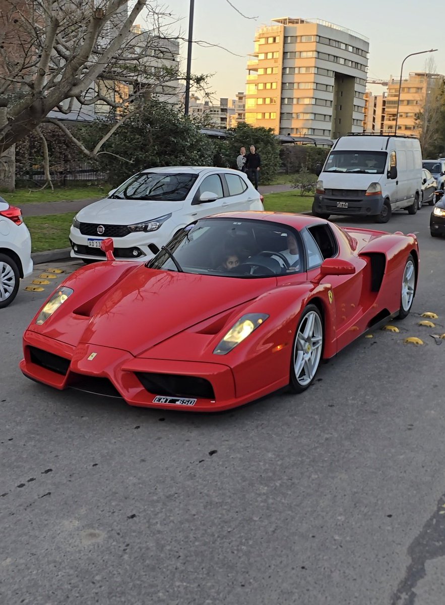 Juani_Gaona's tweet photo. Lo mejor que vi en mi vida.
400 unidades en el mundo, y la única de Sudamérica está en Argentina.
🇮🇹Ferrari Enzo. https://t.co/aSUxAi6jCo