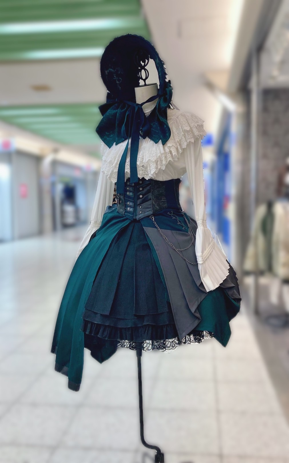 新品タグ付き⭐︎ozz on オーバースカート/ケープ アウトレット】紺無地調 タックフレアスカート セットアップ着用