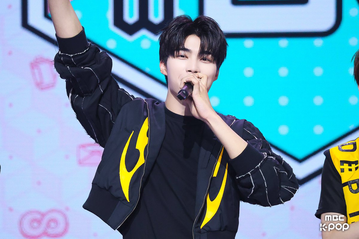 PGW_GLOBAL's tweet photo. [📸] 250913 – #PARKGUNWOOK 1st on Show! Music Core ‘ICONIK’ On-Site Photo

#박건욱 #パクゴヌク #朴乾旭 #ZEROBASEONE     #ZB1    #ICONIK https://t.co/hkqupga13z