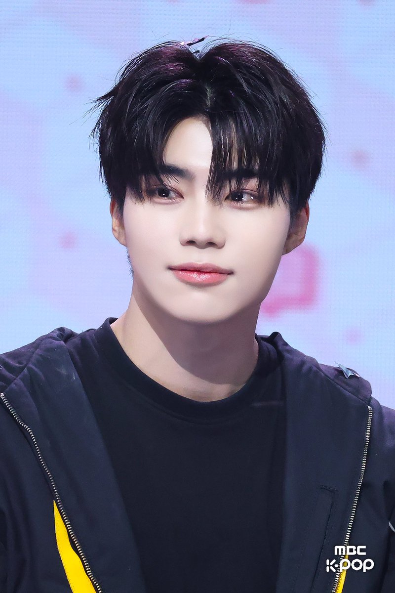 PGW_GLOBAL's tweet photo. [📸] 250913 – #PARKGUNWOOK 1st on Show! Music Core ‘ICONIK’ On-Site Photo

#박건욱 #パクゴヌク #朴乾旭 #ZEROBASEONE     #ZB1    #ICONIK https://t.co/hkqupga13z