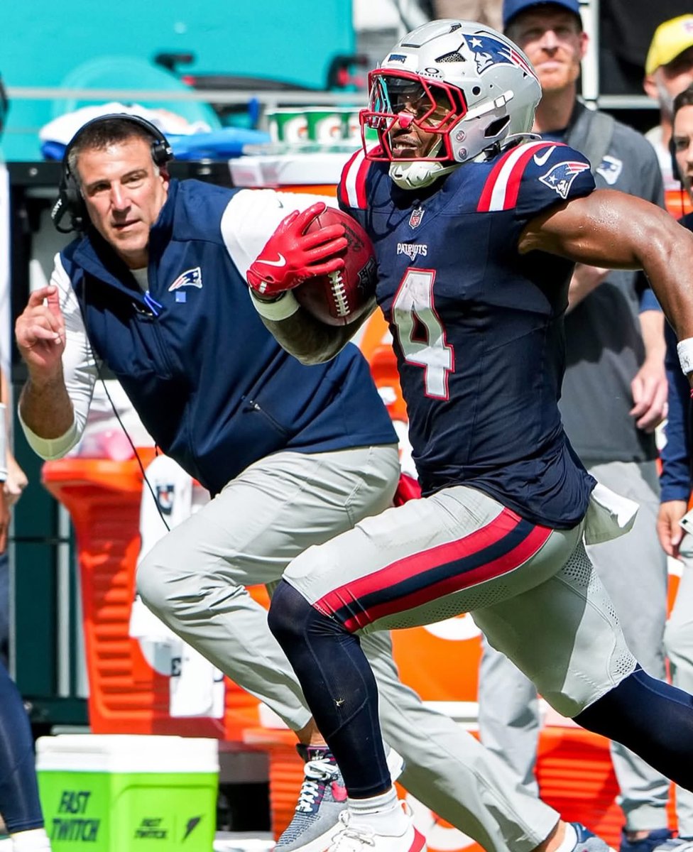 GuckianRI's tweet image. Patriots head coach Mike Vrabel sprinting down the sideline as Antonio Gibson takes it 90 yards on the kick return! Pure energy and momentum for New England.

#Patriots #NFL #KickReturn #AntonioGibson #MikeVrabel #PatsNation