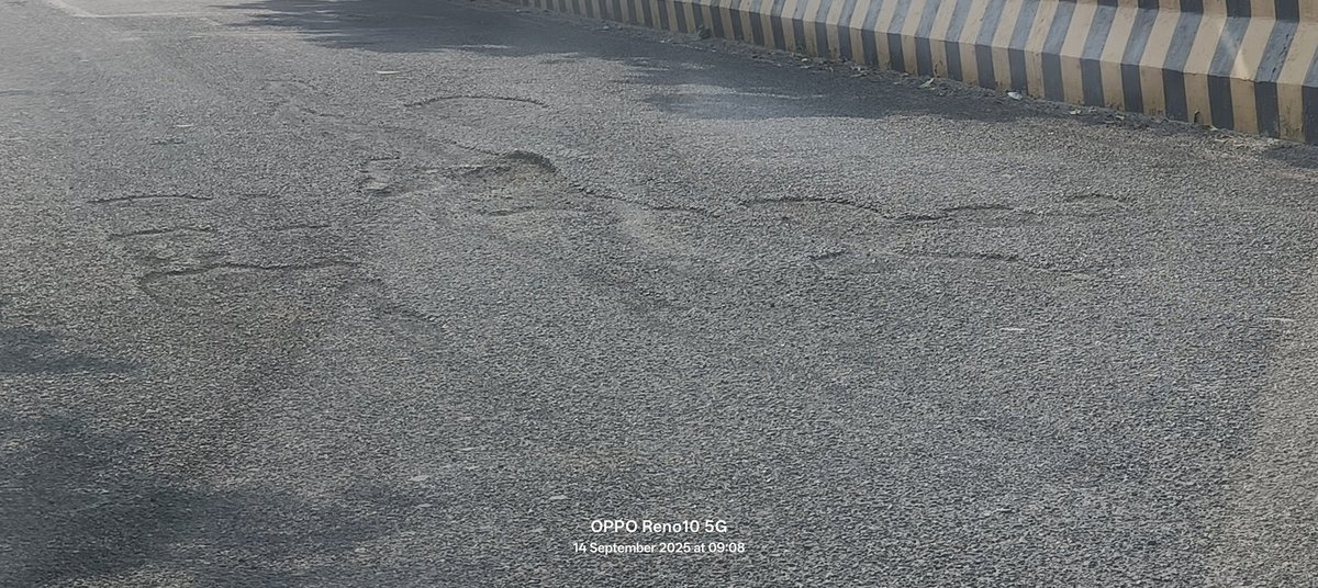 Sector168Noida's tweet photo. @PRASHAN98386121 @CeoNoida @dmgbnagar @noida_authority @noidapolice @myogioffice @myogiadityanath Haal bohot bura hai roads ka ye dekhiye metlife aur stellar 135 k samne ki road....aur ye haal aaj se nahi kam se kam 3-4 mahino se yahi haal hai https://t.co/LXlsVxKLB1