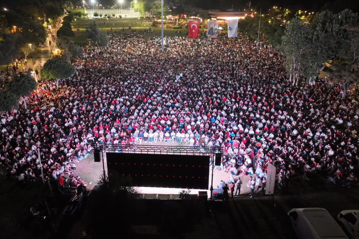 Antalya Büyükşehir Belediye Başkan Vekilimiz  Büşra Özdemir( <a href="/busraozdemirtr/">Büşra Dirgen Özdemir</a>) ve kıymetli  Antalyalı hemşehrilerimizle birlikte 12 Dev Adam'ın  final mücadelesini Beachpark Varyant meydanında  büyük bir heyecanla izledik. 
Avrupa ikincisi olan milli takımımızı kutluyor, sahadaki