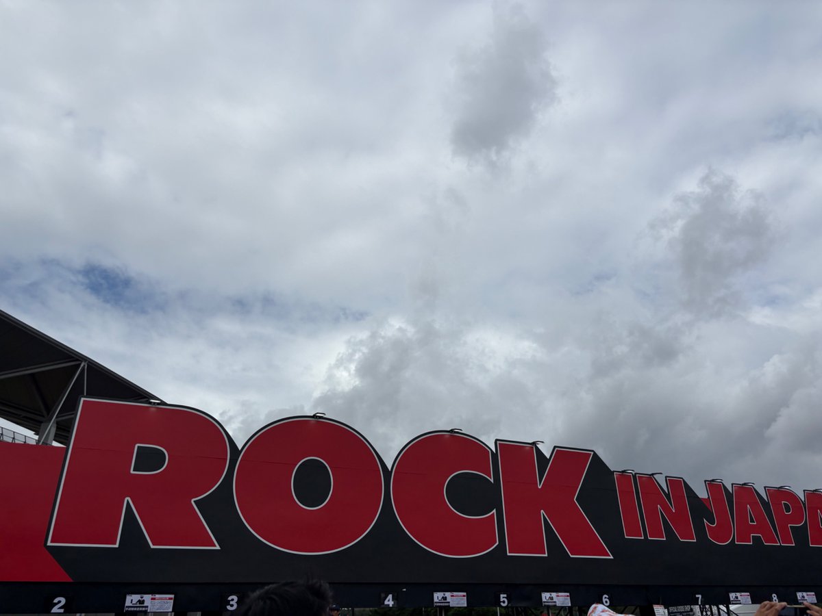 reGretGirl→BE:FIRST→ポルカドットスティングレイ→BLUE ENCOUNT→結束バンド→フォーリミ→[Alexandros]→キュウソネコカミ→HEY-SMITH→UVERworld→SEKAI NO OWARI→打首獄門同好会
雨も演出になったかのようなロッキン2025初日のライブレポ。
rocknrollisnotdead.blog.fc2.com/blog-entry-171…
 #RIJF2025