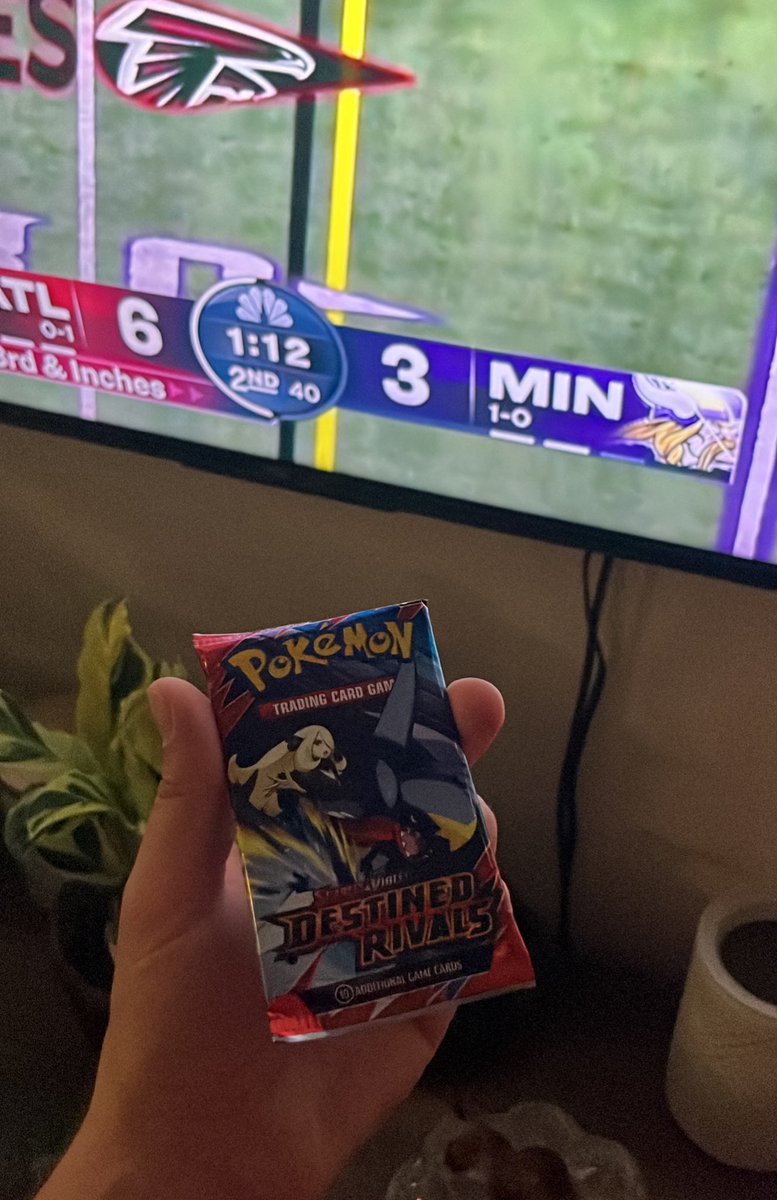 PoDoesPokemon's tweet image. Sunday Night football pack,opened a Destin Rivals Tin… Just a pack opening! 😅 #DestinedRivals pack #6! #CodeCard #Pokemon #PokemonTCG