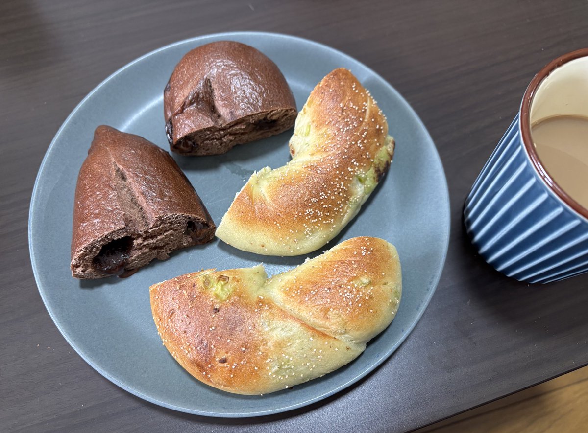 今朝は友人にいただいたベーグルを朝食に。ベーグルをきちんと？食べたことが無かったけれど、コーヒーととても相性が良くて美味しかった。硬め味無しのパンが好みなので、今度プレーンも食べてみたい。
#三連休 
#ベーグル 
#コーヒーのお供