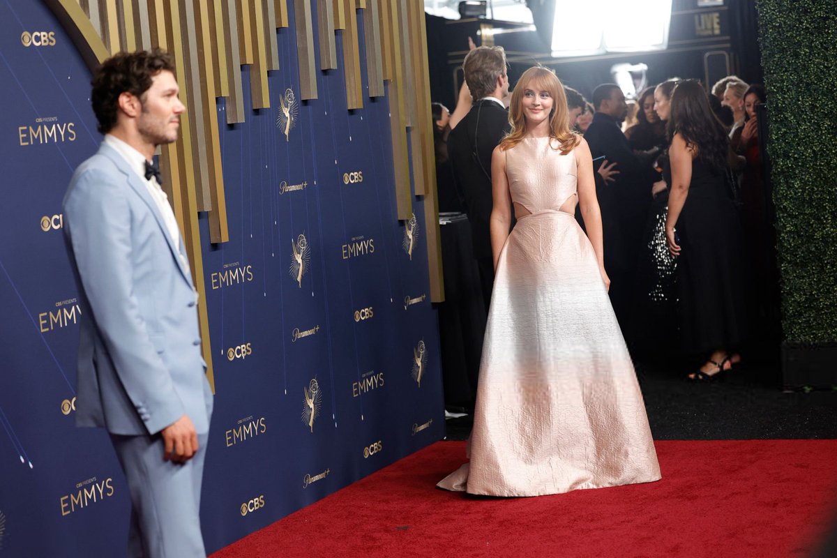 leighmeesterorg's tweet photo. O jeitinho dela olhando para ele…🥲

Leighton Meester e Adam Brody no red carpet do #Emmys hoje em Los Angeles. https://t.co/ud97kGUWRi